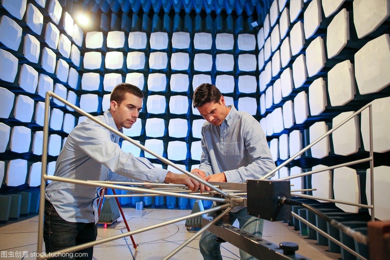 研究人員。消聲室。emc&電信實(shí)驗(yàn)室低壓電器電子產(chǎn)品認(rèn)證。技術(shù)服務(wù)行業(yè)。tecnalia研究與創(chuàng)新。bizkaia。巴斯克的國家。西班牙。